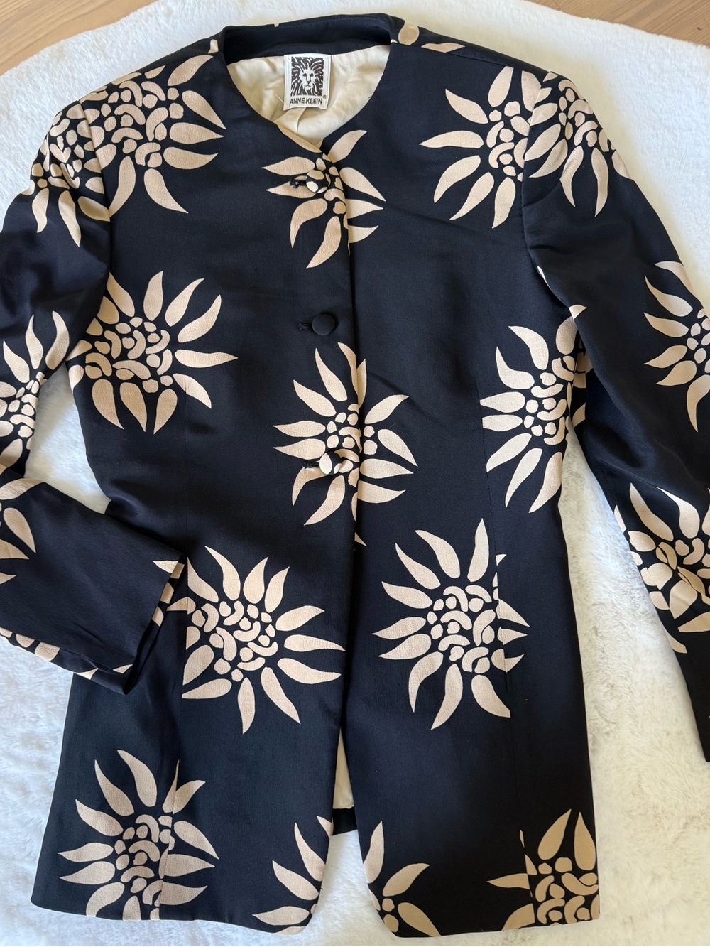 Designer Anne Klein vintage silk black with camel graphic print jacket size 4.